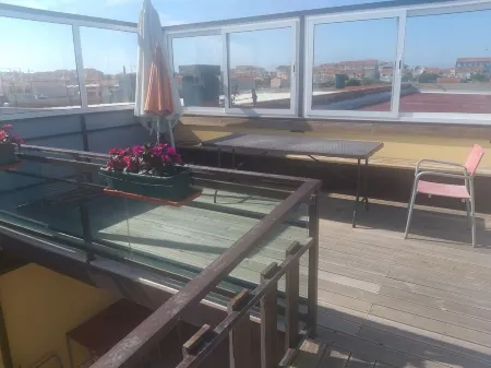 Lakefront 500 meters from the seafront. Pets accepted.