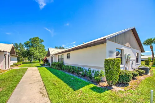 Screened Porch + Pool Access: Cozy Sebring Condo