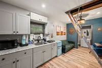 Charming Tiny Home with Fire Pit and Cozy Decor - Enchanting Getaway