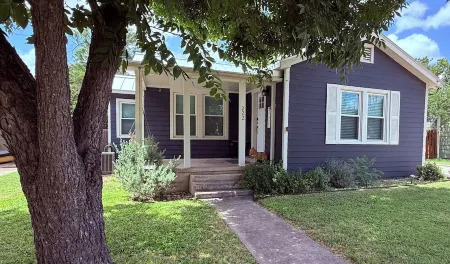Spacious Vintage Gem - Big Yard - Close to Downtown & Schreiner - Dogs Welcome!