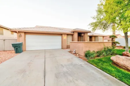 Beautiful house with pool and hot tub! Отели рядом с достопримечательностью «Splash Pad»