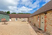 Priory Courtyard - 3 Bedroom Escape Hotels near The University of Buckingham