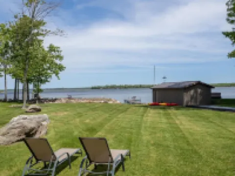 Lake home, 3 bd 3 bath, 2 car garage deck, dock, Video game, foosball, quiet bay