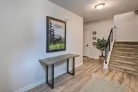 Inviting Hideout Townhome w/ Balcony & Lake Views! - Homestays