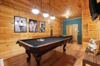 重新設計，熱水浴缸，火坑，檯球，皮金福奇河畔，Avantstay