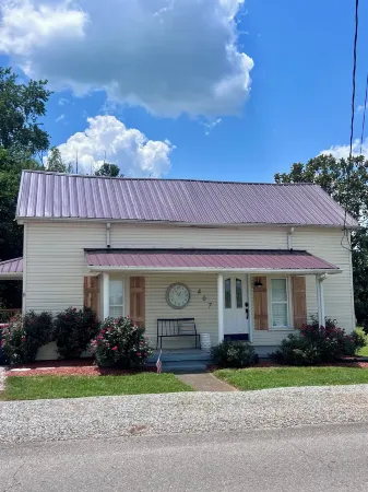 Chillin Time is a cozy pet friendly home 6 miles from Mammoth cave!