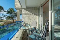 해변 근처의 그루트 케텐 스튜디오