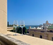 Onlyrooms V - Sea View & Train Station