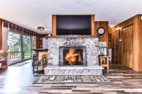 Spectacular Sunsets and Scenic Wildlife - Stunning Lakefront Haven St. Germain住宿飯店