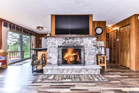 Spectacular Sunsets and Scenic Wildlife - Stunning Lakefront Haven