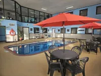 Riverview Inn & Suites, Ascend Hotel Collection - Kolam Renang