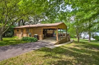 Year-Round Waterfront Getaway Lake Access and Dock! - Homestays