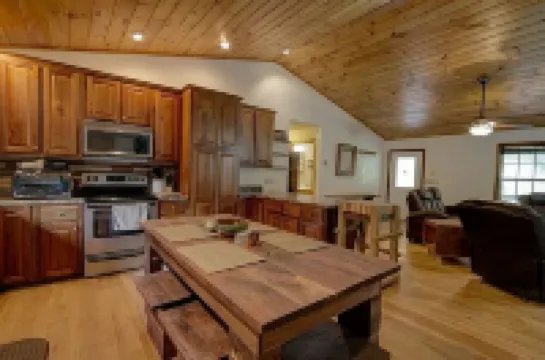 Deep Creek Apt#2, 2Bd/2Ba, A+ location just a mile from Nat Park, Train, Bryson