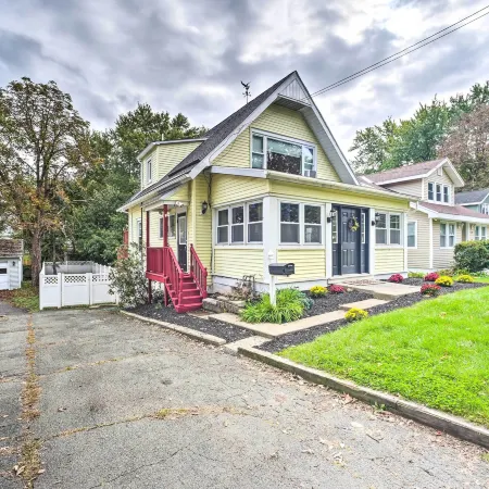 Pet-Friendly Latham Retreat ~ 7 Mi to Albany!