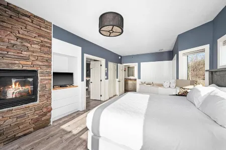 Sunrise Suite on Lake Superior- Pool & Hot Tub