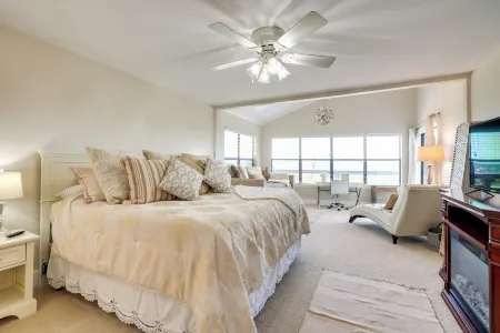 Canyon Lake Rental w/ Balcony & Lake Views Отели в г. Комаль