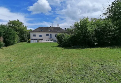 Grande maison avec piscine Large house with swimming pool Hotel di Saint-Benoit-du-Sault