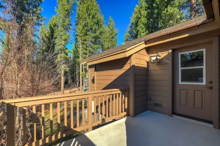 Stunning Forest Retreat - Walk to Upper Truckee River! Отели рядом с Аэропорт Лейк Тахо