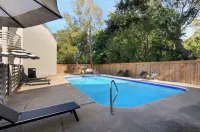 The Nest in OS-Steps to Downtown, Minutes to the Beach + Golf Cart Available