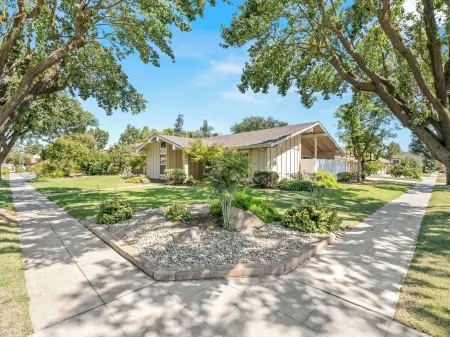 Hot Tub, Game Room - 3 Bed: 2 Bath near Fig Garden Loop! Отели рядом с достопримечательностью «Deran Koligian Stadium»