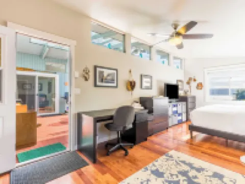 Wolf Beach Cottage by AvantStay Harbor Views Hotels in Langley