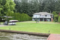 Sunset Lake Retreat@ Lake Tapps-Lakefront, Spacious, Sports Court, Kayaks
