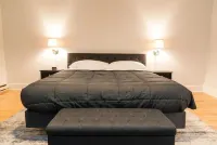 MJ's Penthouse ,a piece of paradise on Monroe's historic square