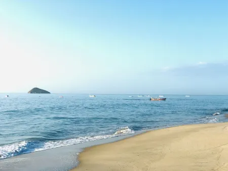 Come and Relax in this Quiet Space and  Enjoying Sunsets by the Pool! Отели рядом с достопримечательностью «Плайя Санта Клара»