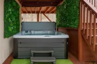 Poconos Getaway with Hot Tub-Close to Attractions, Perfect for Family & Friends!