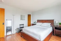 Charming and Safe 3-Bedroom Apartment with 6 Beds, 2 Bath, AC, WiFi and Parking Hotels in Albany