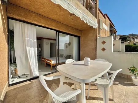 Garden level apartment with sea view Отели в г. Лумио