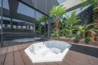 Giant Hotel - Hot Tub