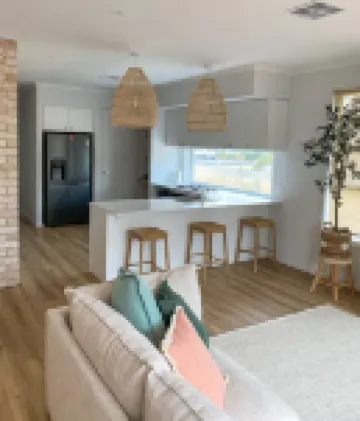 Seaside Daisy 3 Bedrooms 6 Beds