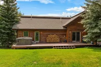 Freshly remodeled 3 bedroom condo with private hot tub!!