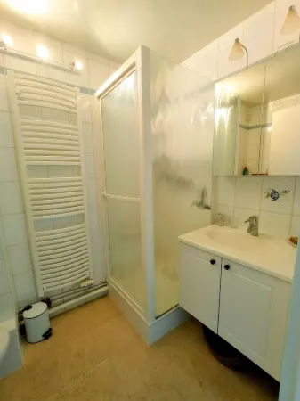 Studio cabin, sleeps 4, on the Sainte Cécile esplanade Отели в г. Камье