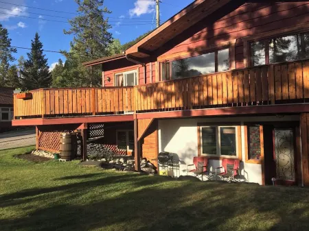 Spacious private king suite steps to DT Banff