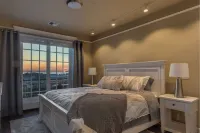 “Inn on the Harbor” Stunning sunsets, centrally located, cozy getaway!