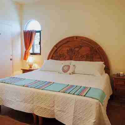 Location is Everything! Pool, Jacuzzi & Privacy! Rooms
