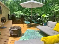 "Retro Retreat" Lakefront House