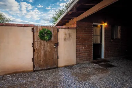 Chula Vista Cottage - Fully stocked, clean and central 1 bed, 1 bath in Tucson Отели в г. Флауинг Уэлс