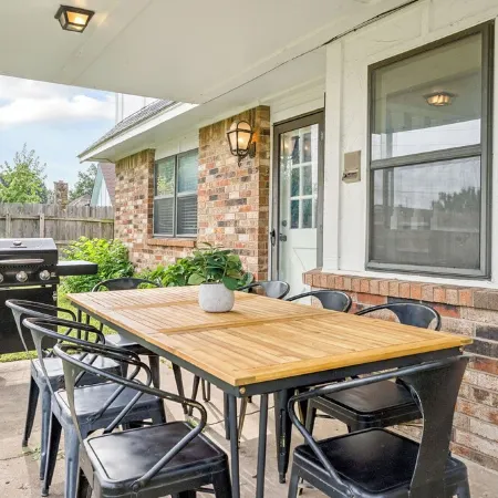 The Full House— Beds~Near Rose District~Shuffleboard~Poker Room~Game Room