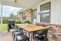 The Full House— Beds~Near Rose District~Shuffleboard~Poker Room~Game Room