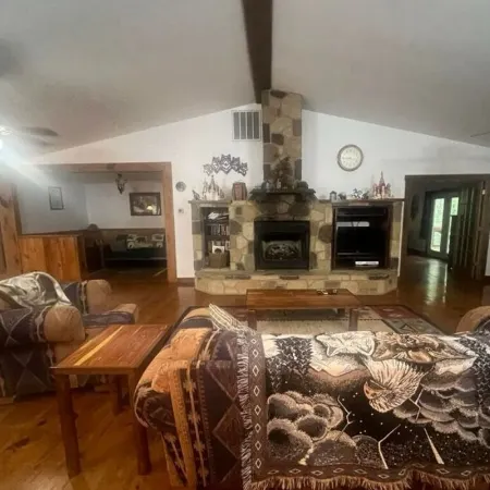 Cozy 3-bedroom cabin off the grid in the Smokey mountains with WiFi, AC