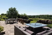 Dundarragh Lodge, Stunning North Coast Villa With River Views & Hot Tub For 20+ Hotels in Coleraine