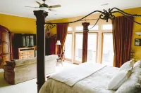 Waterfront Paradise Lodge: Private Dock, Pickleball, Volleyball, Fire Pit Nights