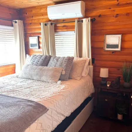 Cool cabin with AC in charming Pine