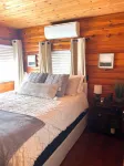 Cool cabin with AC in charming Pine