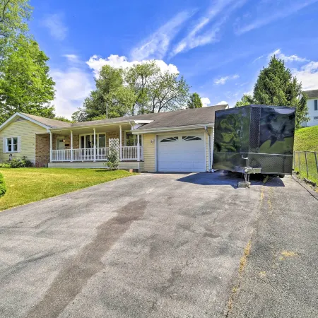 Bluefield Retreat w/ Pool Table: Near Parks!