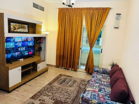 Cozy 2-bedroom apartment in charming Sharjah with AC Отели рядом с Аэропорт Шарджа