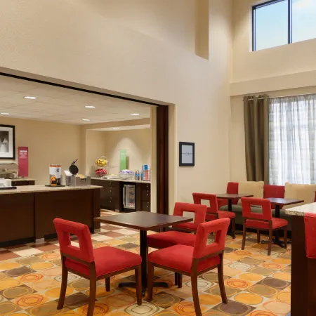Hampton Inn & Suites Hartford/East Hartford Отели рядом с достопримечательностью «Капитолий штата»
